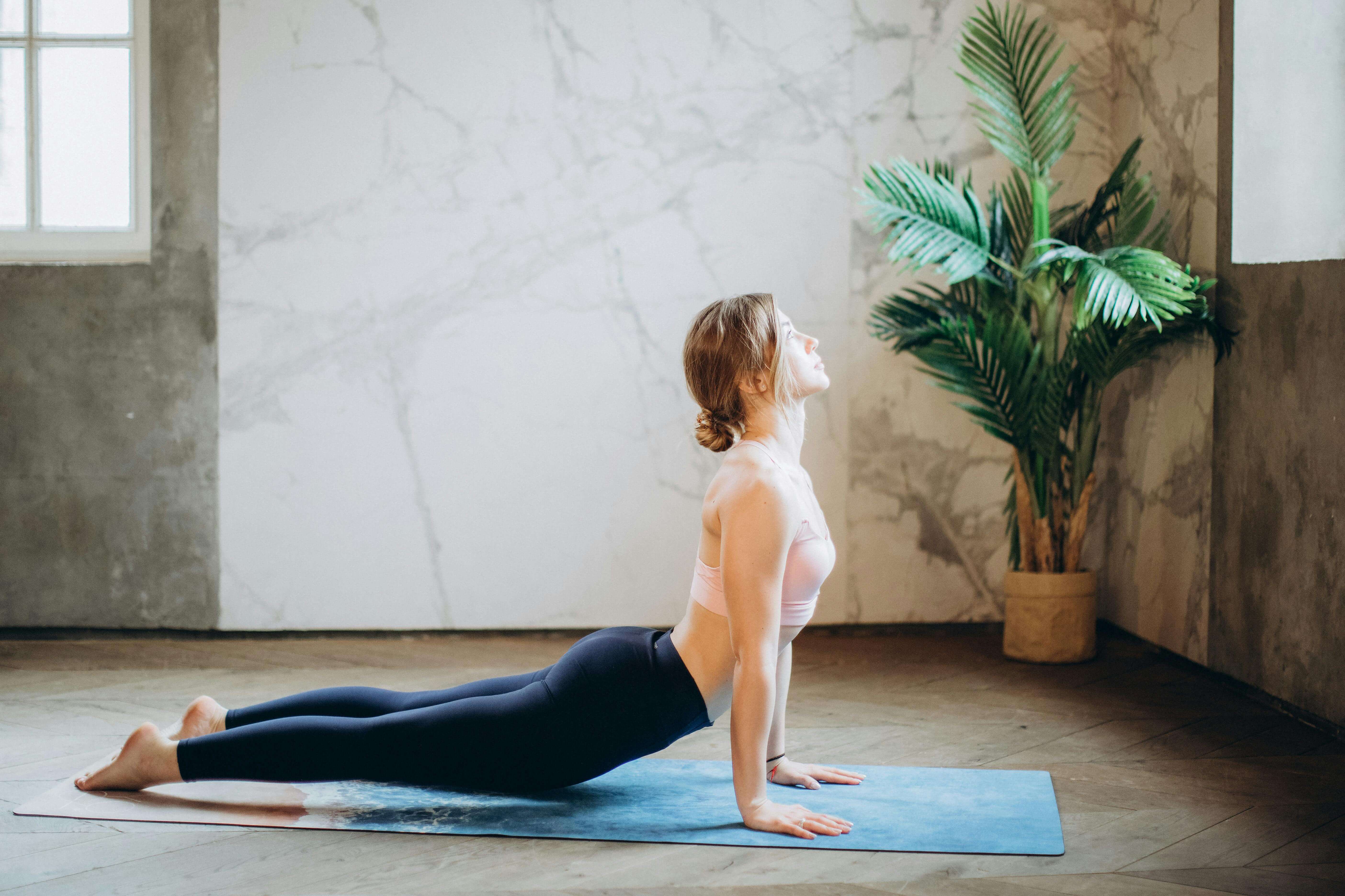 Frau, die Yoga macht