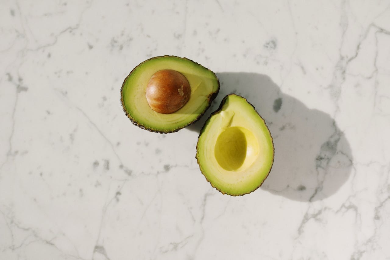 Aufgeschnittene Avocado mit Kern auf einem Tisch