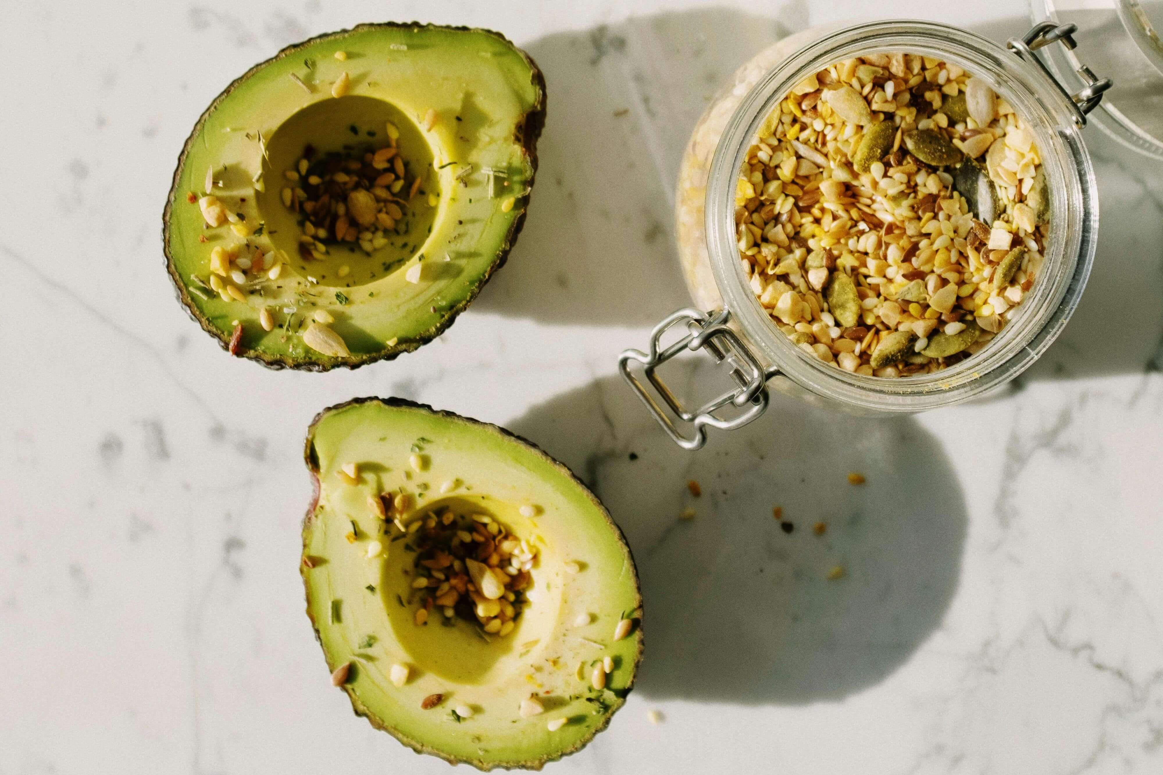 Aufgeschnittene Avocado garniert mit Körnern